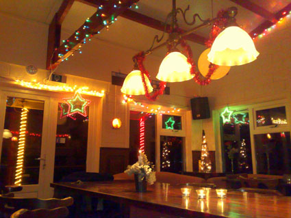 clubgebouw in kerstferen