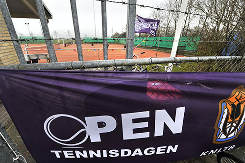 De open dag 2015 van Tennisvereniging Akkrum kende kou en veel regen. Onder leiding van trainer WIlfred Meulman maakten ze kennis met de balsport, waarmee ze konden kennismaken. Ze spelen met kleine jeugdrackets en ook speciale, zachte ballen. De ledenwerfactie van 2015 zorgde in elk geval dat het ledental van de tennisvereniging in Akkrum op hetzelfde peil van de afgelopen jaren blijft, zo'n 220, en waarschijnlijk nog iets stijgt. Daarmee wijkt Akkrum af van de landelijke tendens van dalende ledenaantallen bij tennisvereniging. De vereniging met ''het gezelligste clubgebouw van Friesland'' organiseert het hele jaar door tal van activiteiten voor alle doelgroepen. Jeugdleden doen mee aan competities en toernooien, terwijl de 55-plus-maandagochtend en zomerse gezelligheidstoernooien voor senioren razend populair zijn. 