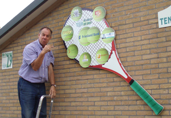 100911 sponsorbord ophangen a