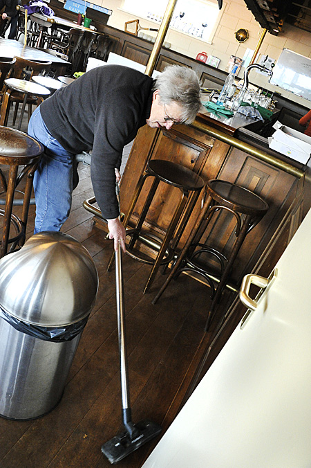 130323aa Klussendag clubgebouw keuken 2 poetsen 400