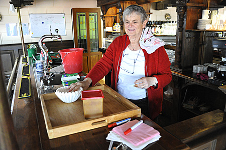 140322aa Klussendag Gerrie van der Meer achter bar 400
