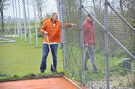 140322aa Klussendag Kees Keuning wijst Fred Zondervan 400