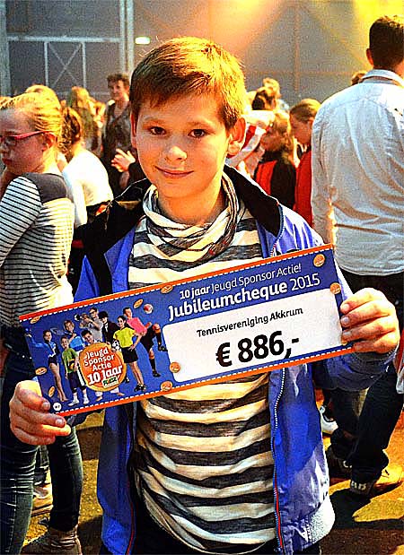 150410 Poieszjeugdsponsorgala groep TVAkkrum SemRuiter met cheque 400