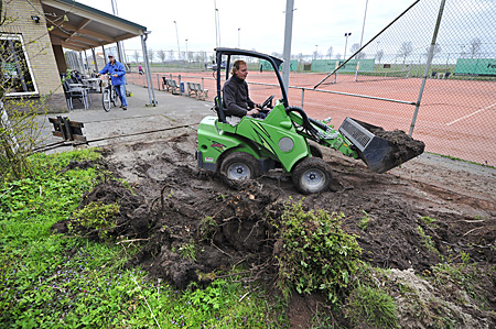 15041559 Hovenier graaft grond af voor oefentoestel 400