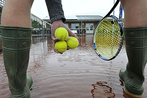 15082756 Tennisbaan onder water met racket en ballen