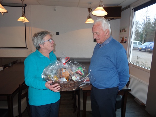 160222 WIntercompetitie dames prijs AnneSIjbesma mand