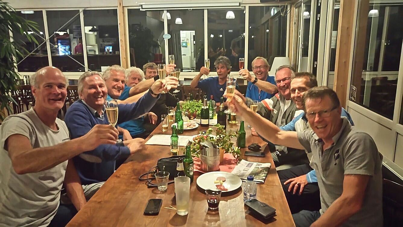 170531 Kampioensteam donderdagavond heren champagne