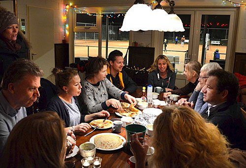 171216 Pannenkoekentoernooi2017 ouders eten 500