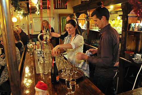 170117 TVA Nieuwjaarsborrel drukte achter de bar 400