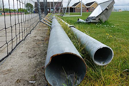 190507 VoetbalAkkrum geknakte lichtmast 2 500