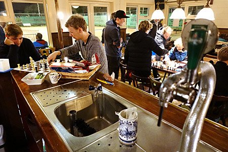 191014 Schaken in kantine tennis jeugd aan bar 450