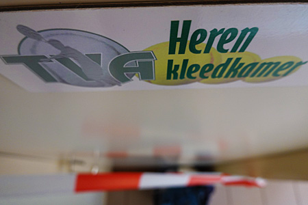 20050254 TennisAkkrum Kleedkamerdeur afgesloten