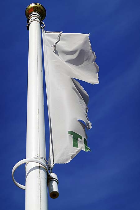 20050852 Nieuwe vlag afgesleten