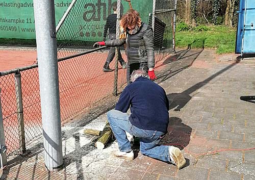 220401 TVA klussendag WimenRosavanTrichtzagenhoutvoorRenatevanderVelde 500