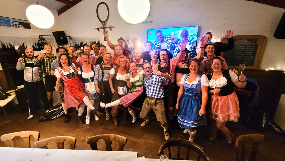 221114 TVA Oktoberfest2022 GroepBinnen 1000