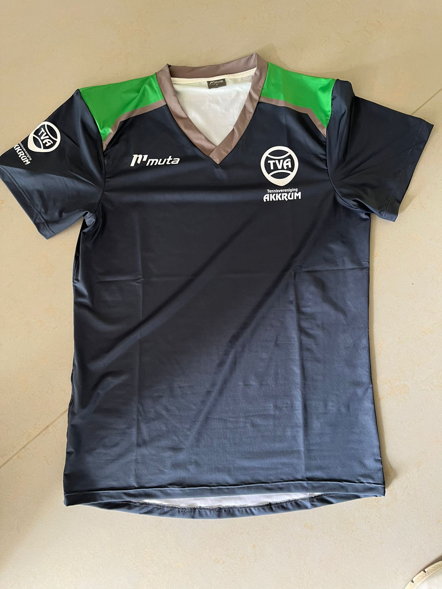 230530 TVA kledinglijn shirt V hals