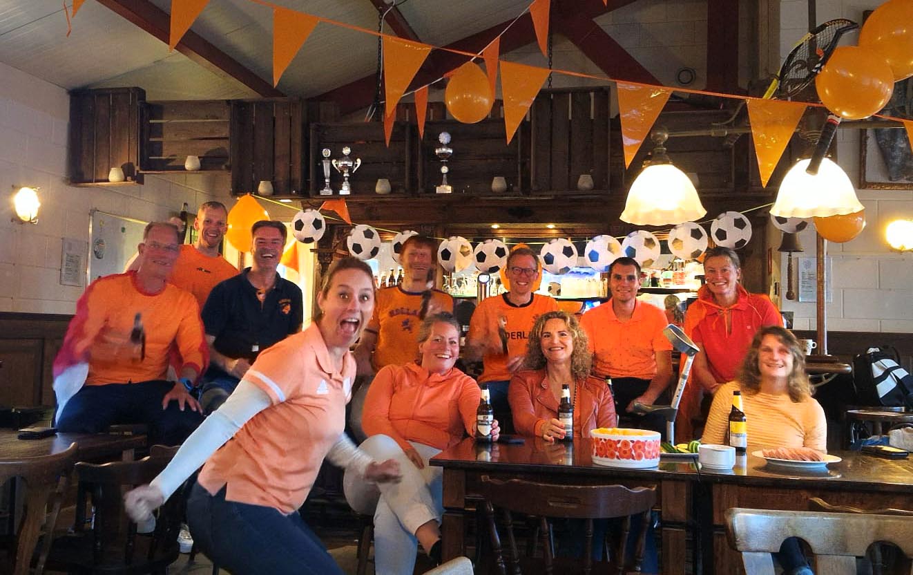 240622 TVA Voetbal kijken in kantine