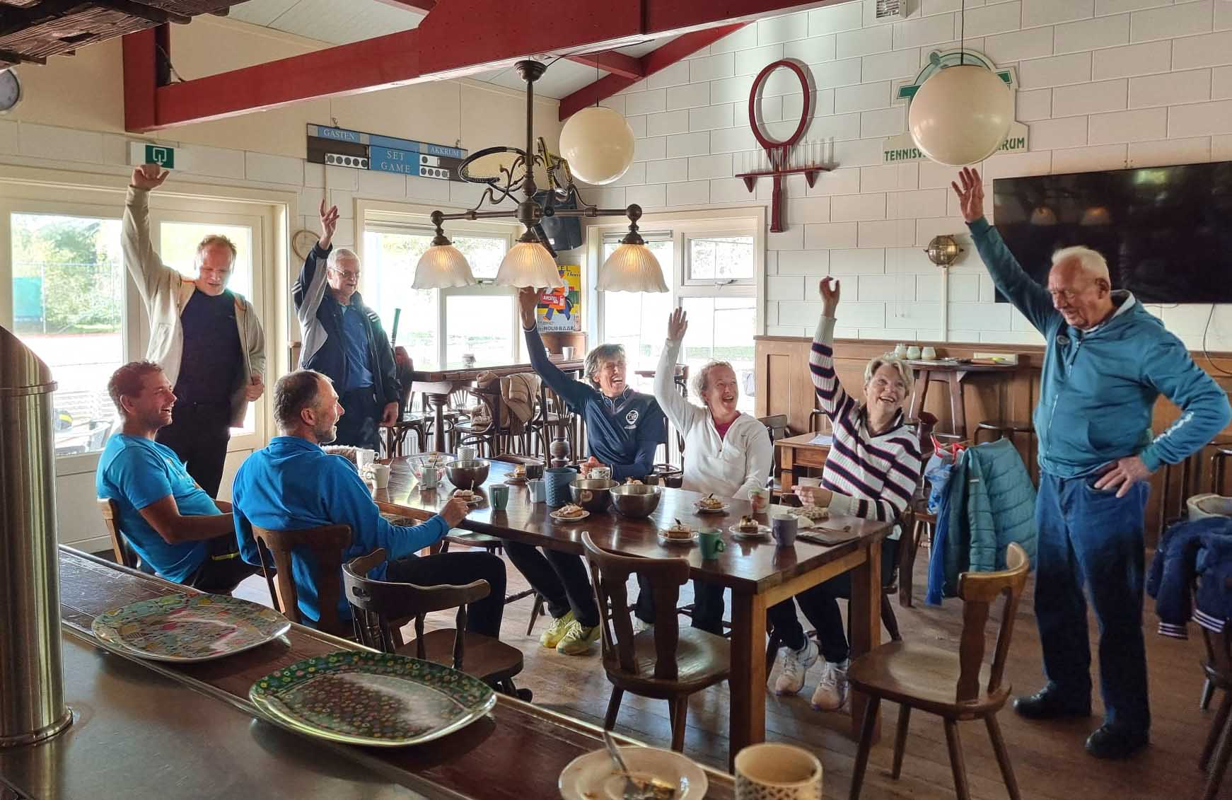 251104 TVA zondagochtendploeg AnneSijbesma90jaar 3.jpg