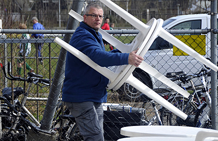 110326_Klussendag_tafels_sjouwen_400