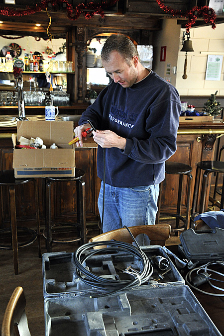 120104ad_Alex_Ziel_monteert_lamp_400