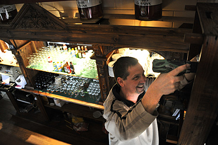 120104ae_Sjoerd_monteert_kistje_400