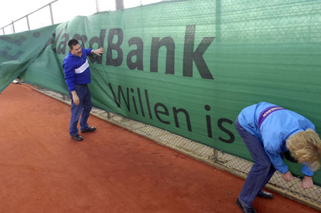 Ophangen nieuw winddoek Tennisvereniging Akkrum