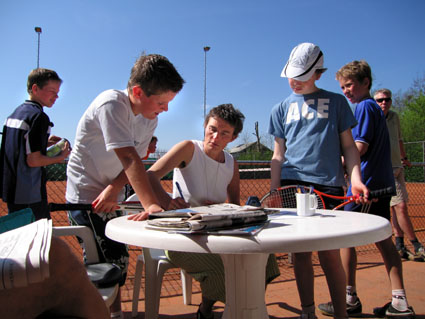 Yvonne Hofmeester noteert de standen
